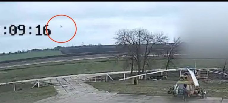 BREAKING NEWS! Primele imagini video cu momentul când o dronă kamikaze lovește un elicopter Mi 8, aflat într-o unitate militară din Tiraspol