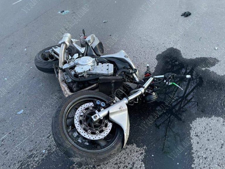 Un tânăr de 19 ani a suferit numeroase leziuni după ce s-a lovit cu motocicleta pe care o conducea într-un automobil