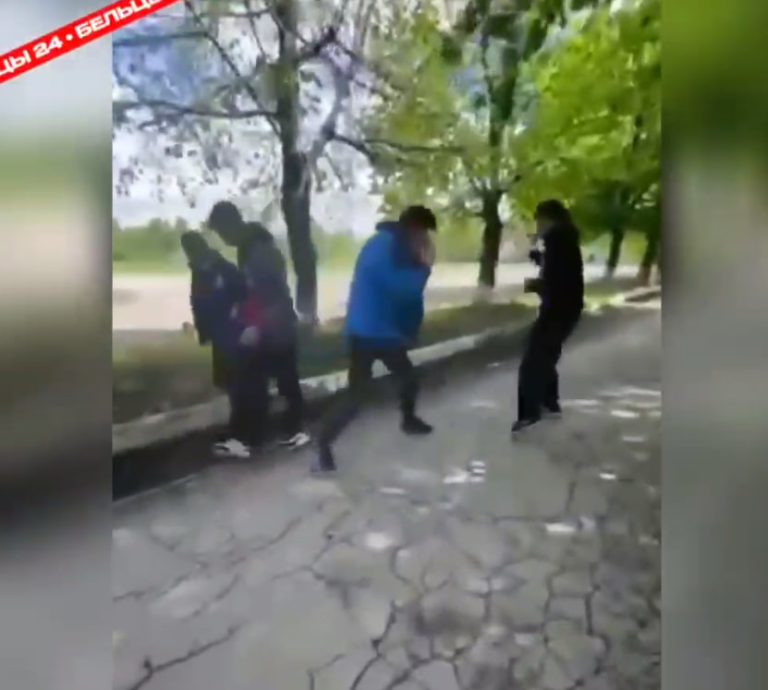 VIDEO/ BĂTAIE (IMAGINI + 18). Doi tineri de la Colegiul Politehnic din Bălți s-au luat la pumni.