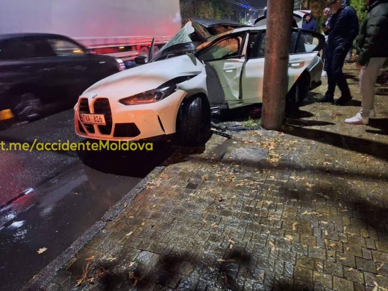 Accident grav pe strada Grenoble: șoferul unui BMW a intrat într-un stâlp