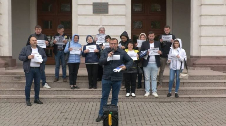 Andrei Năstase organizează un flashmob în fața Procuraturii Generale cu mesajul „Unde-s miliardele?”