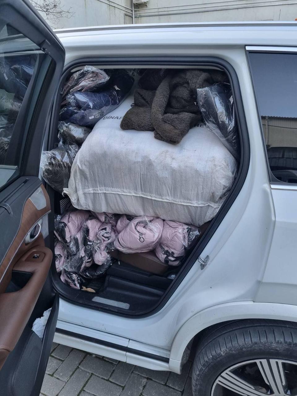 Depistat cu mașina burdușită cu articole vestimentare, fără acte de proveniență 2 photo 3 2024 10 12 17 56 32