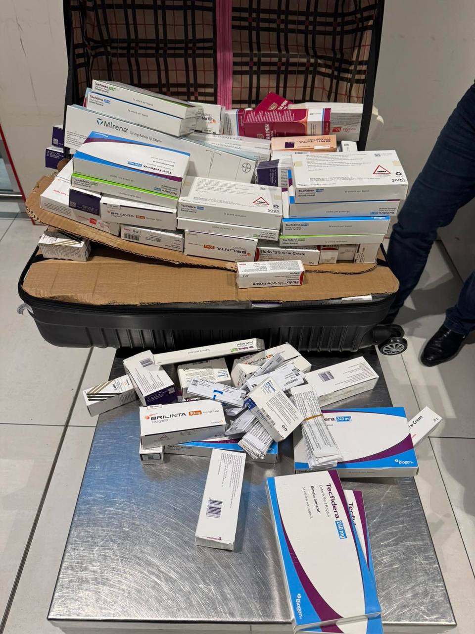 FOTO/ Un cetățean ucrainean, documentat pentru tentativa de introducere ilegală a unui lot de medicamente 7 photo 7 2024 12 28 16 21 28