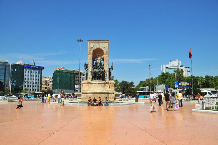 Erdogan lansează proiectul construirii unei opere în piaţa Taksim din Istanbul, în locul Centrului Cultural Ataturk (AKM)