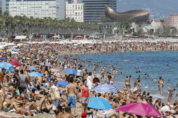 Barcelona va interzice fumatul pe toate plajele sale începând din iulie