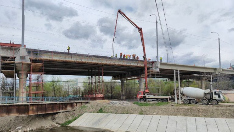 A fost redeschisă o porțiune a podului de pe strada Mihai Viteazul după doi ani de lucrări de reabilitare