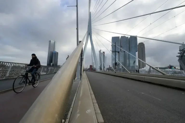 Doi morţi şi doi răniţi în urma prăbuşirii unui pod în construcţie în estul Olandei