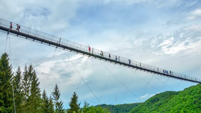 Într-un sătuc din România se va ridica cel mai înalt pod suspendat din Europa