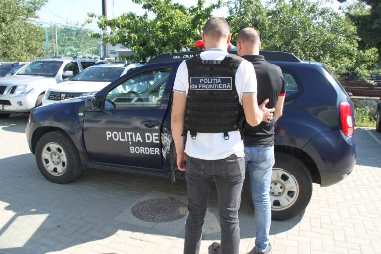 VIDEO Doi bărbați s-au dat drept polițiști sub pretextul că ar putea iniția dosare penale victimei, i-au cerut 4 000 de euro și 40 600 de lei 