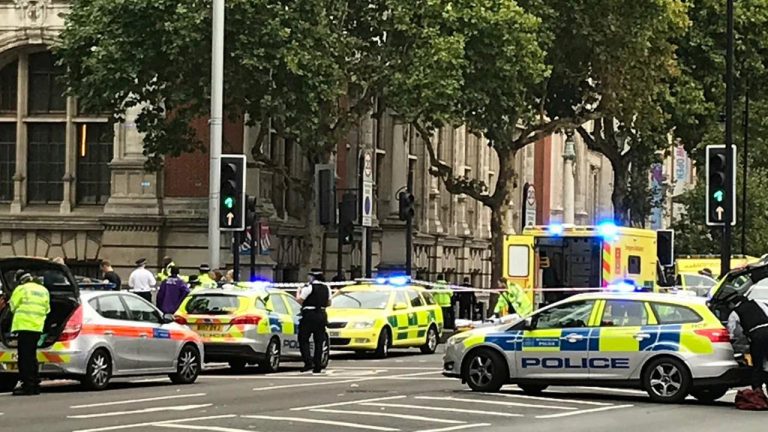 Poliţia Metropolitană: 11 persoane au fost rănite după ce o maşină a intrat în mulţime la Londra. Încă nu se știe dacă e act terorist sau accident