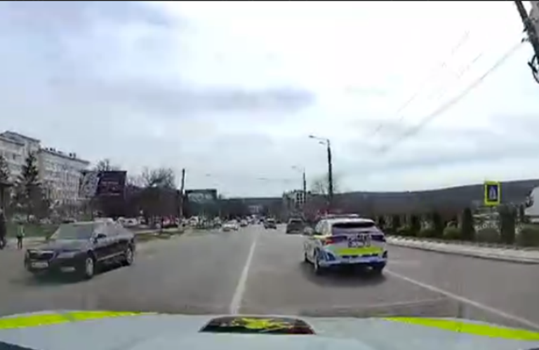 (VIDEO)  Șofer urmărit de 5 mașini de poliție. Bărbatul se eschiva de organele de drept, după ce a fost condamnat la 15 de închisoare