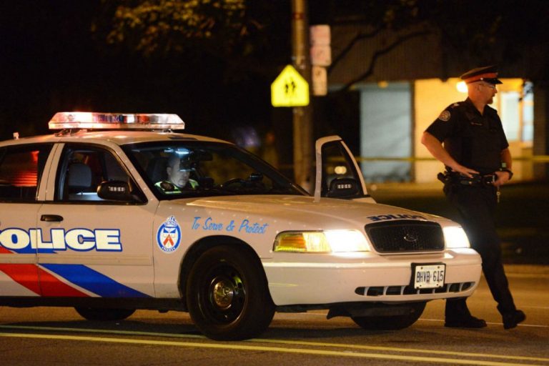Un miliardar canadian şi soţia lui au fost găsiţi morți în locuinţa lor din Toronto , în circumstanţe “suspecte”