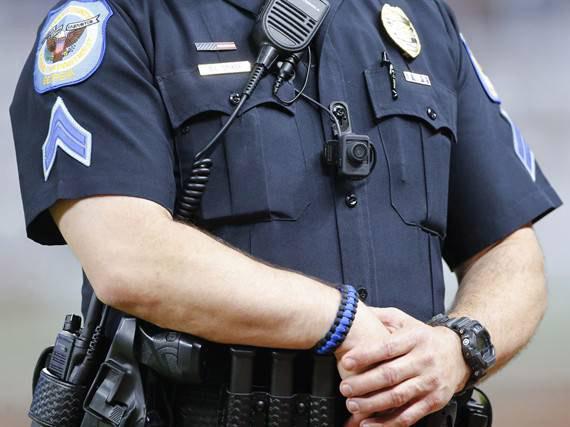 Poliţiştii americani au oprit o bătaie între un adolescent alb şi unul de culoare (VIDEO). Intervenţia lor este acum anchetată de superiori