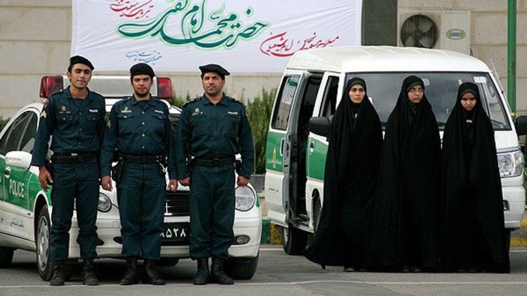 Camere e luat vederi în locurile publice din Iran pentru a identifica şi pedepsi femeile care nu poartă văl (poliţia)