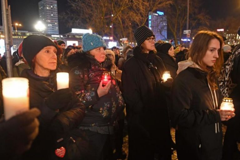 Mii de polonezi au protestat împotriva urii şi a violenţei după decesul primarului din Gdansk