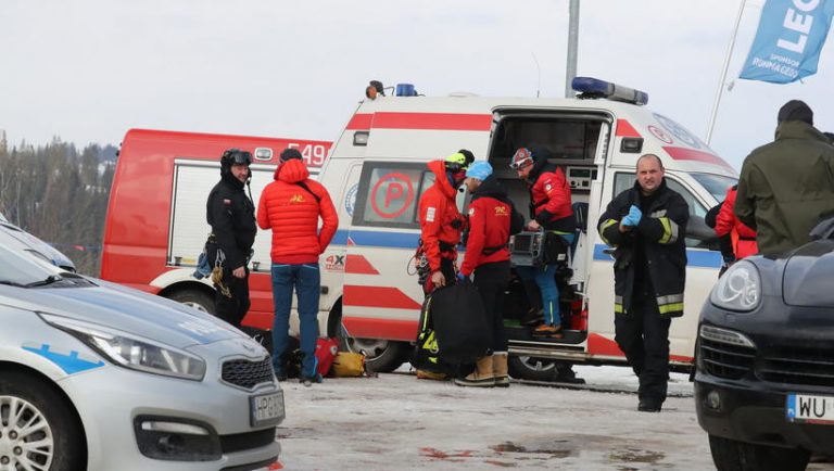 Doi morţi şi doi răniţi după ce un acoperiş a fost avariat de vânt într-o staţiune de schi din Polonia