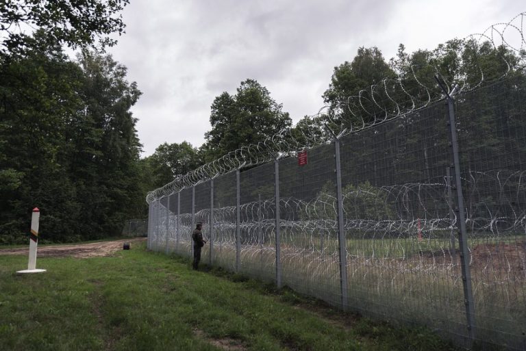 Polonia instalează bariere antitanc la frontiera cu Rusia şi Belarus
