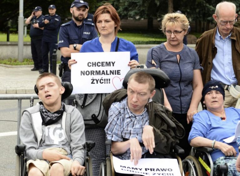 Polonia: Un grup de tineri cu handicap care ocupau un culoar în clădirea parlamentului au renunțat la protest