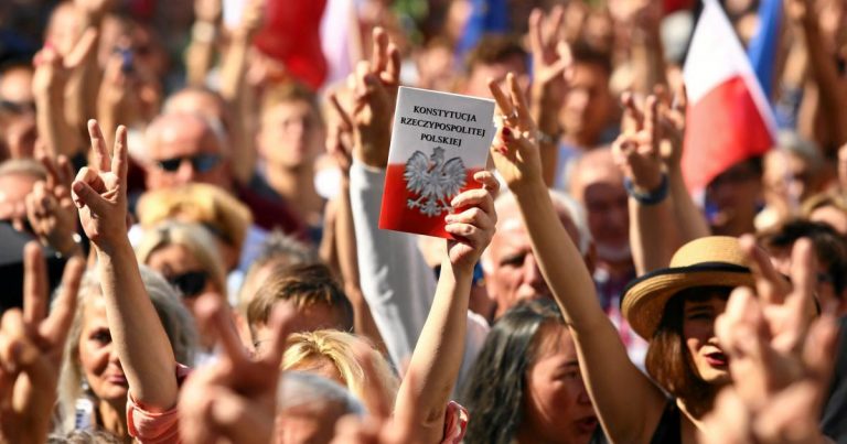 Grevă  în faţa ministerului învăţământului de la Varşovia: profesorii polonezi cer salarii mai mari