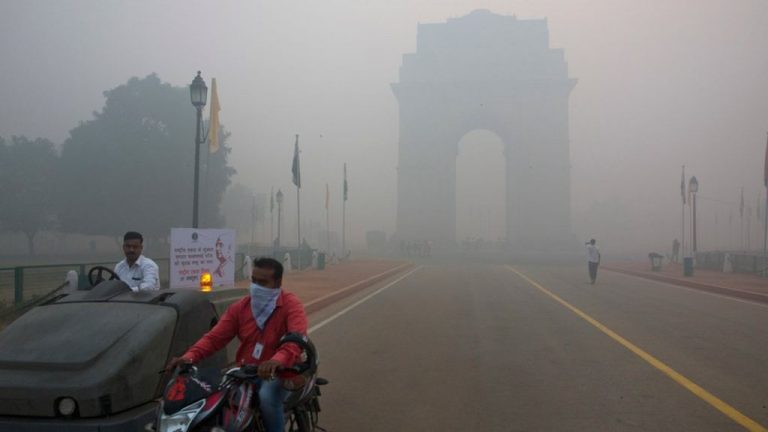 Festivalul Diwali acoperă capitala Indiei cu o ceaţă densă şi toxică