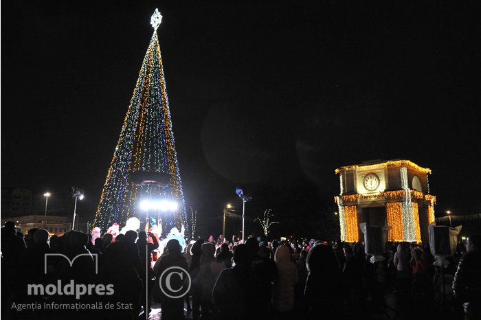 În Piața Marii Adunări Naționale, s-a dat startul sărbătorilor de iarnă. Au fost aprinse luminile pomului de Crăciun