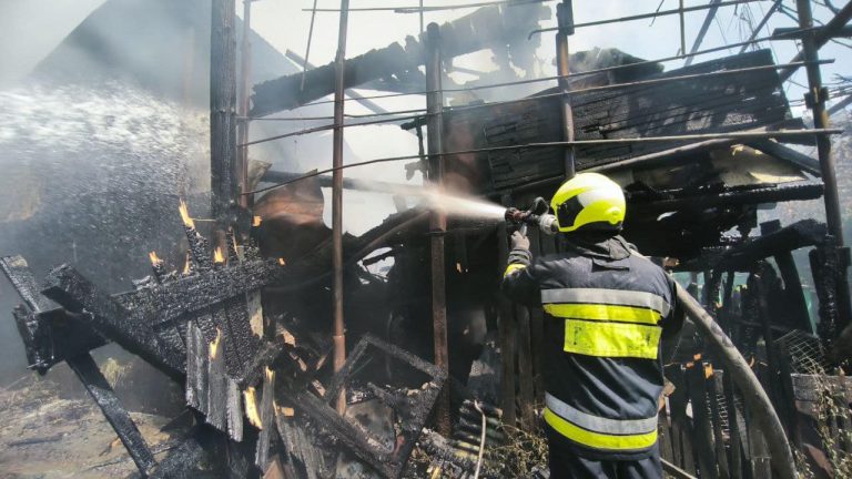 Cinci echipe de pompieri au intervenit la un incendiu care a izbucnit în capitală