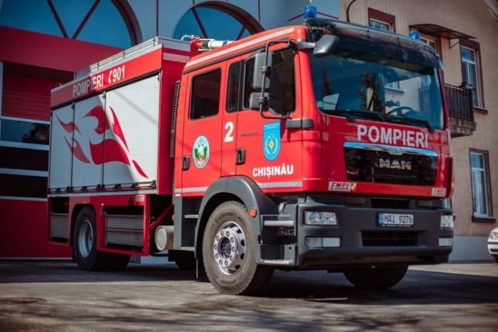 Incendiu într-un bloc din sectorul Rîșcani al capitalei: Trei echipaje de pompieri, la fața locului