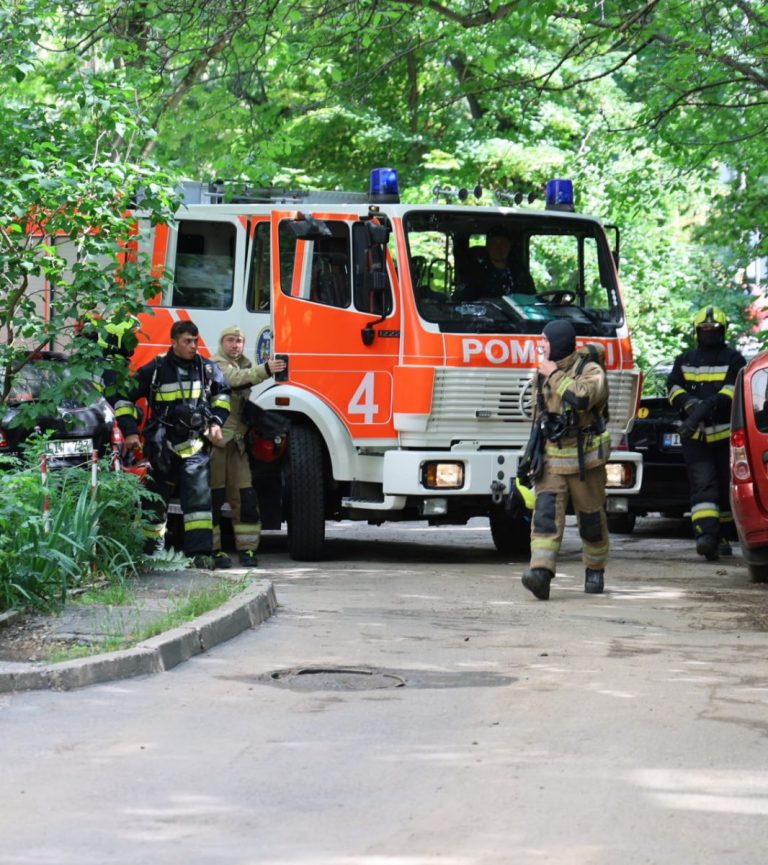Incendiu puternic într-un bloc cu nouă etaje din Chișinău: Cinci echipaje de pompieri, la fața locului