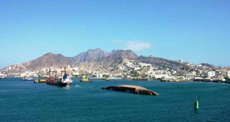 O navă deținută de SUA, lovită de o rachetă în largul coastelor Yemenului