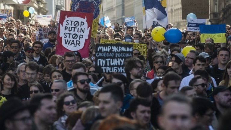 Mii de ruşi au manifestat la Praga împotriva ofensivei militare ordonată de Putin asupra Ucrainei