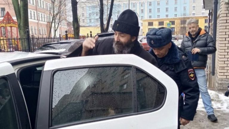 Un preot din Sankt Petersburg a fost arestat, după ce a anunțat că va ține o slujbă în memoria lui Aleksei Navalnîi
