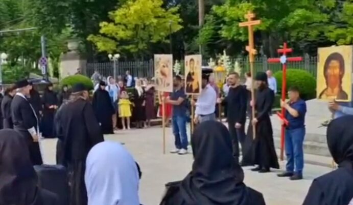 FOTO/ Mai mulți preoți au ieșit cu icoane la Chișinău împotriva comunității LGBT
