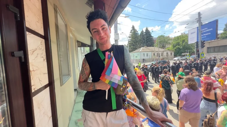 Lider al comunității LGBTQ din Rusia la Chișinău: „Îmi vine să plâng când văd cum ne protejează polițiștii aici. Acasă ne arestau”