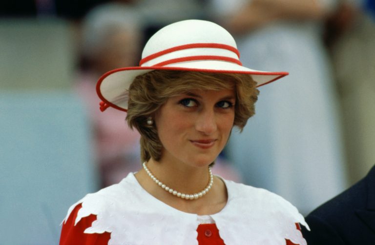 Ţinute purtate de prinţesa Diana, expuse la Hong Kong înainte de a fi scoase la licitaţie