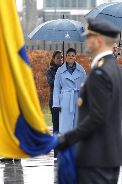 Moment istoric la Bruxelles: Drapelul Suediei a fost arborat la sediul NATO în prezenţa prinţesei moştenitoare Victoria