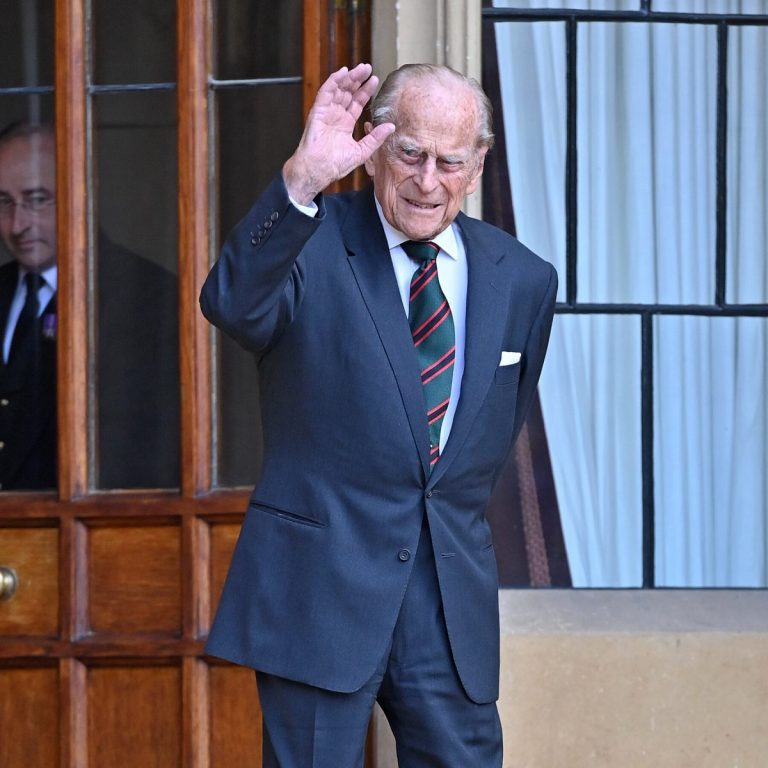 Presa britanică aduce un omagiu prinţului Philip, evocat şi în ziare din întreaga lume