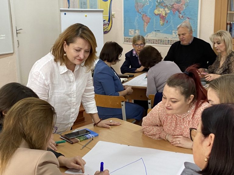 Profesorii din R.Moldova sunt invitați să se înscrie la Programul național „Investim în profesori”