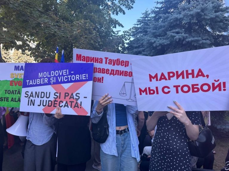 Gălăgie la Judecătorie. Susținătorii lui Tauber și Guțul organizează un nou protest