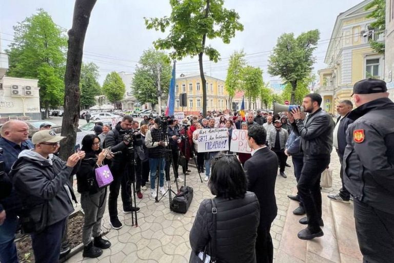 Protest în Chișinău. Un grup de găgăuzi scandează la CA