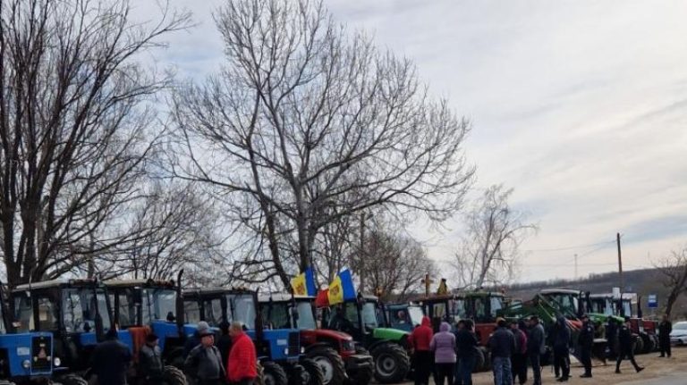 Fermierii blochează traseul spre PTF Leușeni-Albița
