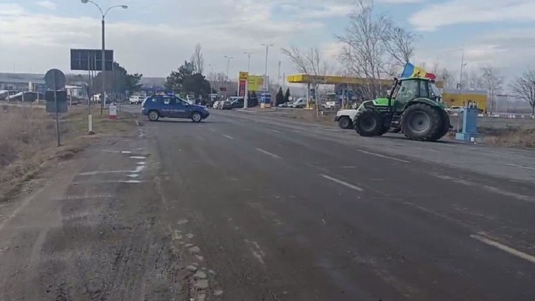 VIDEO: Fermierii au blocat traseul spre PTF Leușeni-Albița