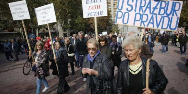 Câteva sute de pensionari au ieşit în stradă împotriva unei legi care prevede reducerea pensiilor