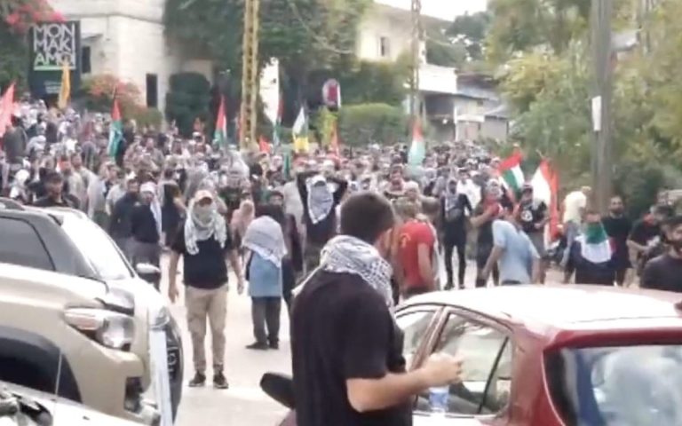 Protestatari violenţi au încearcat să ia cu asalt ambasadele SUA şi Israelului din Beirut şi Amman în ‘Ziua furiei’