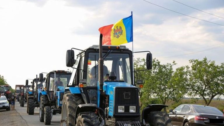Agricultorii s-au săturat de promisiuni şi vin cu tractoarele la Chișinău