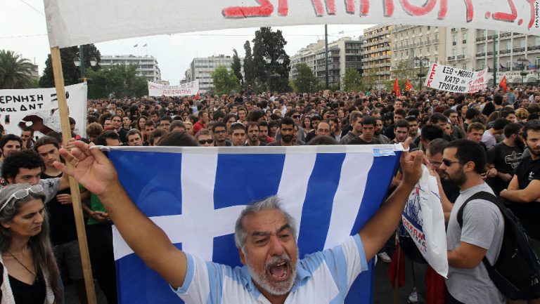 Grecia dă în clocot! Parlamentul a aprobat un proiect de reformă a Codului Muncii