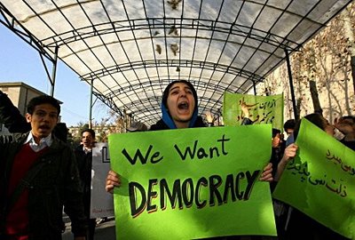 Iranienii au protestat pentru a treia zi. Doi protestatari ar fi fost uciși în urma confruntărilor cu forţele de ordine