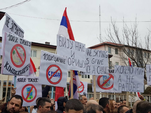 Kosovo: Proteste la Mitrovica faţă de impozitarea cu 100 % a mărfurilor sârbeşti