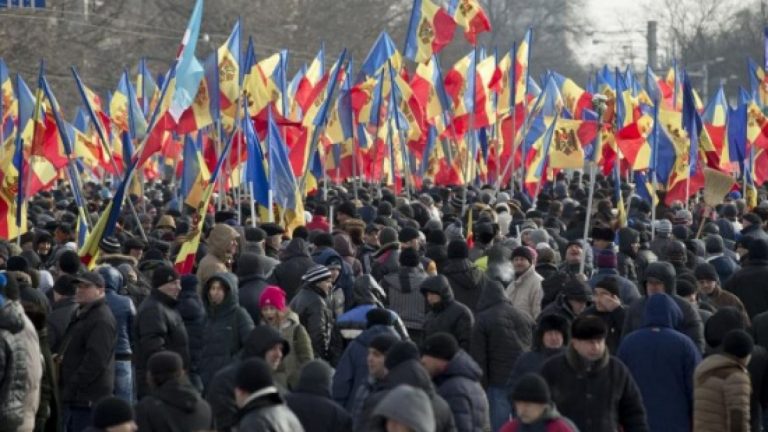 Mii de moldoveni au protestat la Chişinău împotriva Maiei Sandu