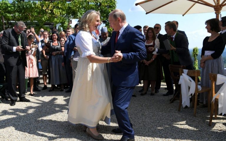 Vladimir Putin a dansat la nunta şefei diplomaţiei austriece