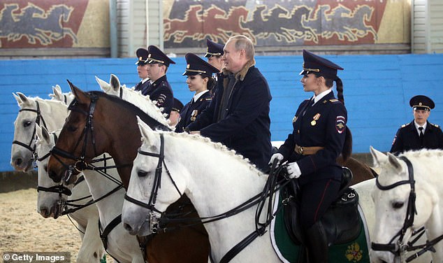 Rusia: Vladimir Putin a apărut pe cal şi înconjurat de poliţiste în ajunul Zilei femeii (VIDEO)